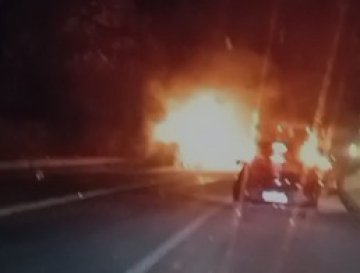 Explosão após batida entre carro e caminhão deixa um morto em Matelândia