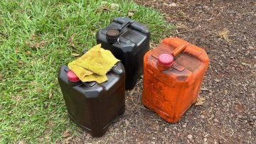 Servidor é visto retirando combustível de veículo oficial em Cascavel