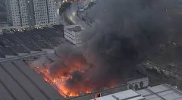 Grande incêndio atinge distribuidora de tintas em Diadema (SP)