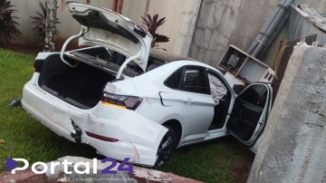 Homem em surto bate carro em estabelecimento, rouba camioneta e acaba preso após procurar a Polícia Militar