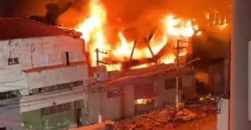 Incêndio de grandes proporções atinge fábrica no Brás e mobiliza dezenas de bombeiros em São Paulo