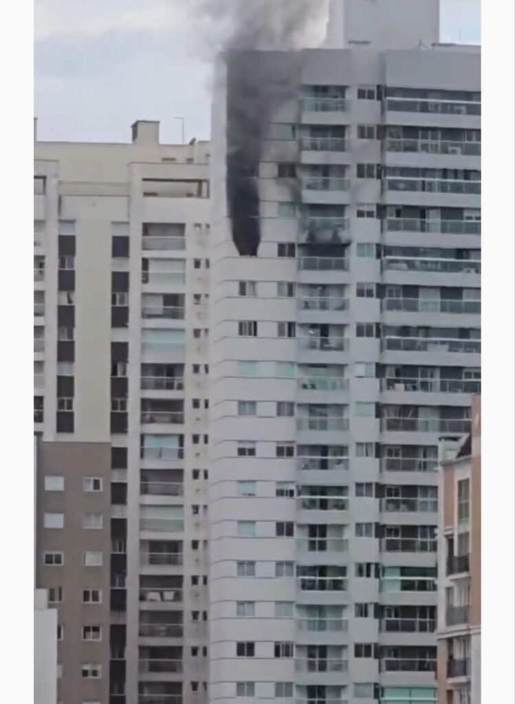 Incêndio em apartamento no centro de curitiba mobiliza bombeiros e interdita via
