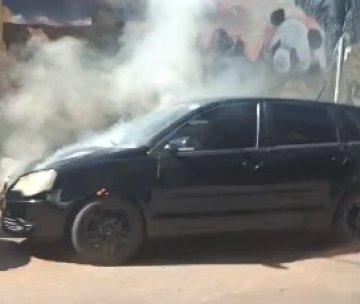 Internauta registra incêndio em veículo em frente ao Zoo