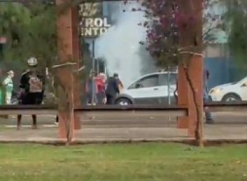 Internautas flagram carro pegando fogo na Avenida Tancredo