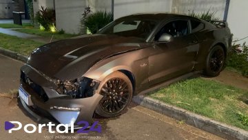 Motorista perde controle de Mustang e bate contra muro no Centro de Cascavel