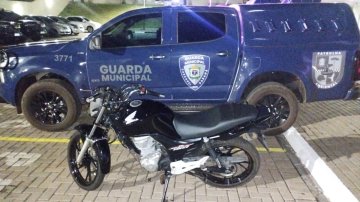 Patrulha Ambiental da GM recupera moto roubada no Gralha Azul
