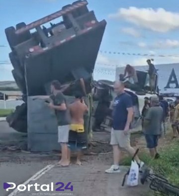 Peso da carga faz pista ceder e caminhão tomba na BR-280 no Litoral Norte de SC