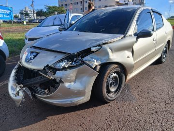 Peugeot e HB20 colidem na Avenida das Torres