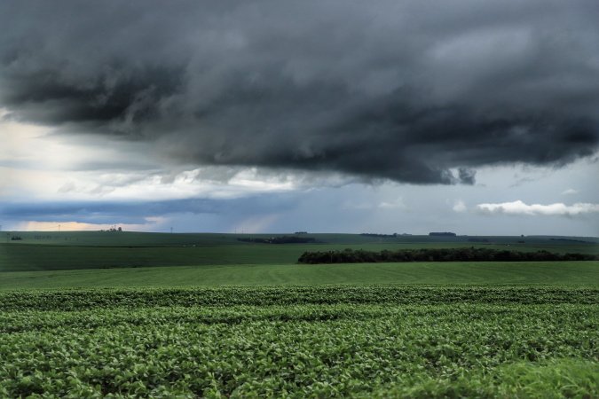 Nova frente fria aumenta risco de tempestade no início da semana no Paraná