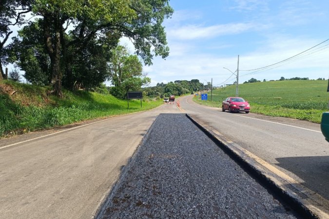 DER/PR executa serviços de conservação na PR-180 entre Marmeleiro e Santa Catarina