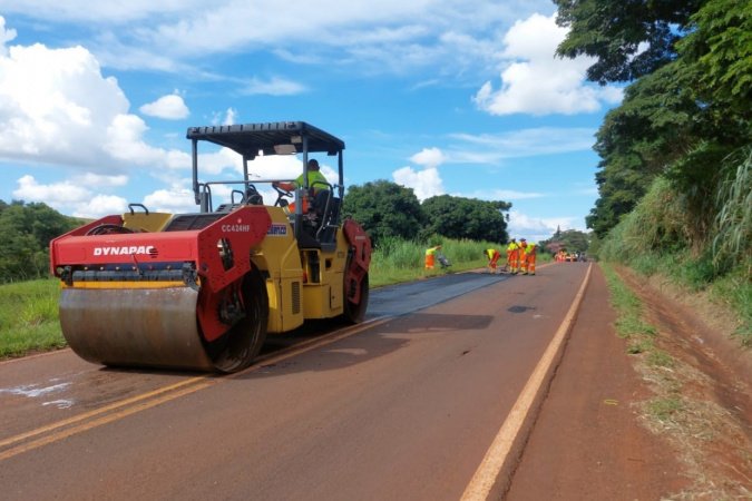DER/PR recupera PR-439 entre Ribeirão do Pinhal e Santo Antônio da Platina