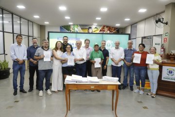 Prefeitura entrega 46 alvarás para ambulantes e reforça incentivo à formalização em Cascavel