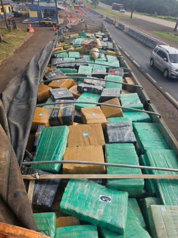 PRF apreende caminhão 'recheado' com maconha em Lindoeste