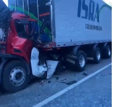 PRF confirma duas mortes em acidente envolvendo caminhões e carro na BR-116