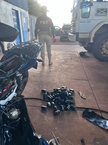 PRF prende mulher com haxixe sob o banco de moto adulterada na BR-163 em Toledo
