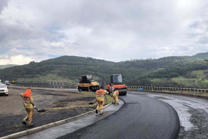 Rodovia de Pinhão recebe serviços de conservação do pavimento do DER/PR