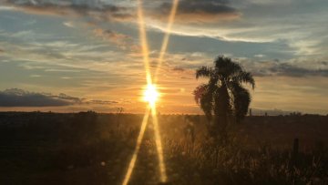 Segunda-feira em Cascavel deve ter sol entre nuvens, calor e chance de chuva isolada