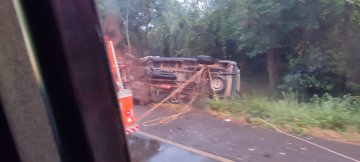 Van da saúde de Rancho Alegre bate em caminhão na BR-369