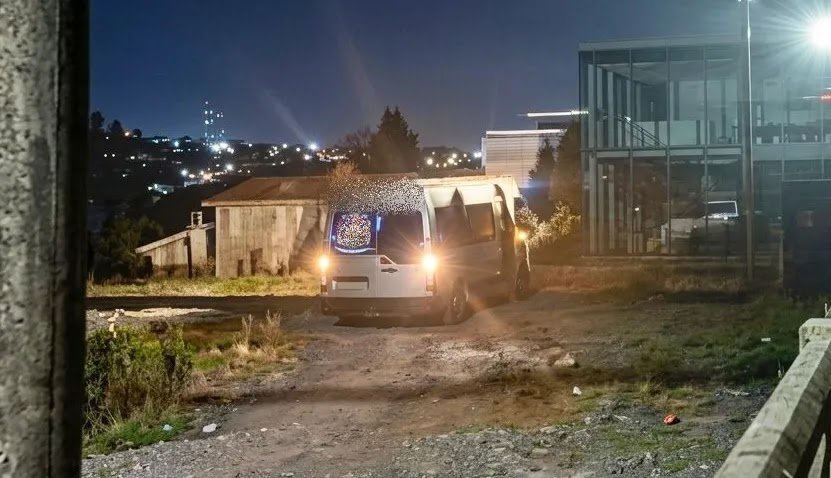 Van é atingida por trem após ficar presa em trilhos em Ponta Grossa