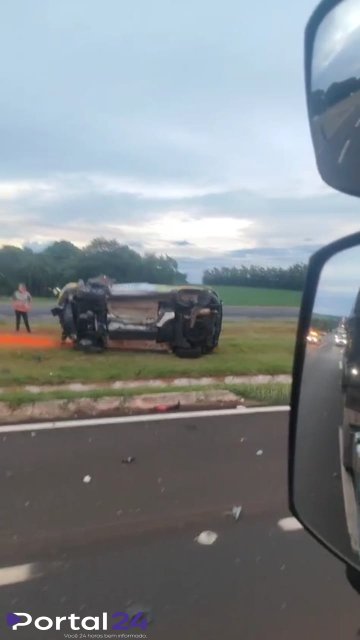 Viatura tomba após tentativa de ultrapassagem em trevo em São Miguel do Iguaçu