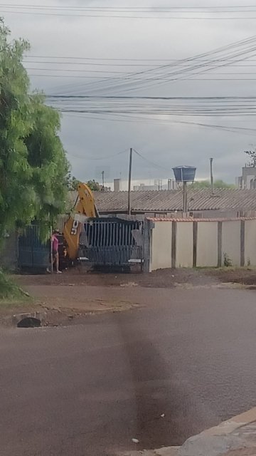 Vídeo mostra máquina da Prefeitura em casa onde combustível foi apreendido