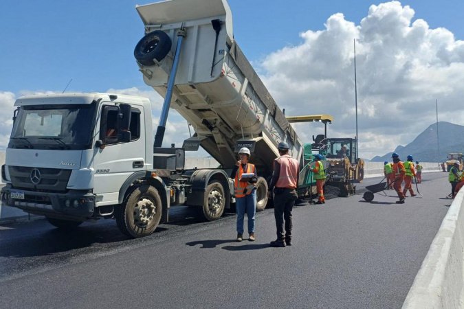 Pavimentação e instalação de iluminação seguem avançando na Ponte de Guaratuba