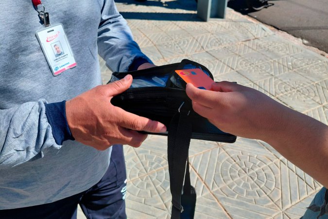 Pagamento de débitos no portão de casa para evitar corte de água chega ao Noroeste