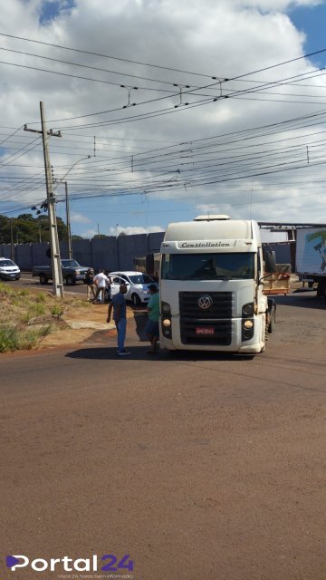 Acidente entre carro e caminhão é registrado na Rua Jacarezinho, em Cascavel