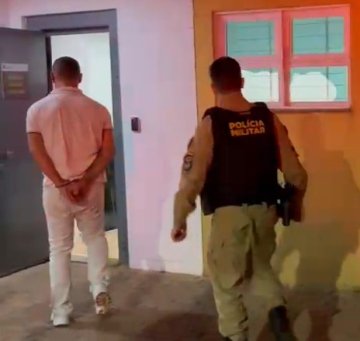 Ao intervir em ocorrência por som alto, homem é preso com dois mandados em aberto no Country