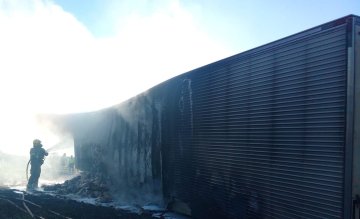 Caminhão câmara fria é destruído pelo fogo na BR-163