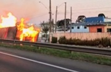 Caminhão container tomba e pega fogo na BR-277
