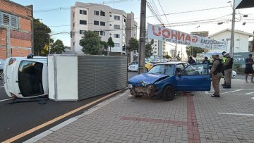 Caminhão tomba após ser atingido por Escort no centro