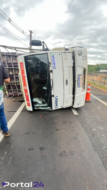 Caminhão tomba na BR-163 no Trevo Capitão e mobiliza equipes de emergência