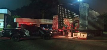 Carreta com 3,6 mil garrafas de vinho é apreendida em Santo Antônio do Sudoeste