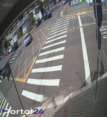 Carro de luxo roda após forte colisão em cruzamento movimentado de Cascavel