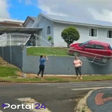 Carro fica pendurado e quase cai de muro no bairro Novo Horizonte, em Pato Branco