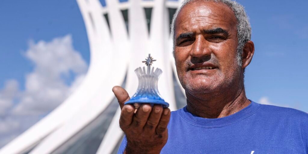 Com miniaturas, artesãos dão novo sentido à Brasília dos monumentos