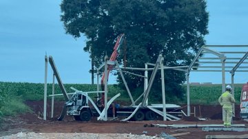 Estrutura cede e deixa quatro trabalhadores feridos em obra na PR-486