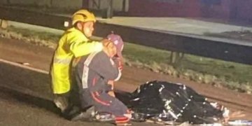 Foto registra momento em que socorrista encontra o próprio filho morto após acidente na BR-376