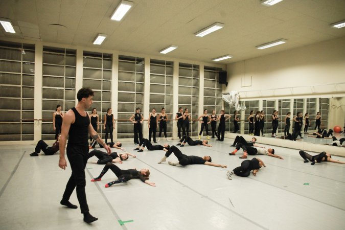 Bailarino do Grupo Corpo ministra aula para alunos da Escola de Dança Teatro Guaíra