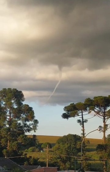 Internauta flagra nuvem funil no Floresta