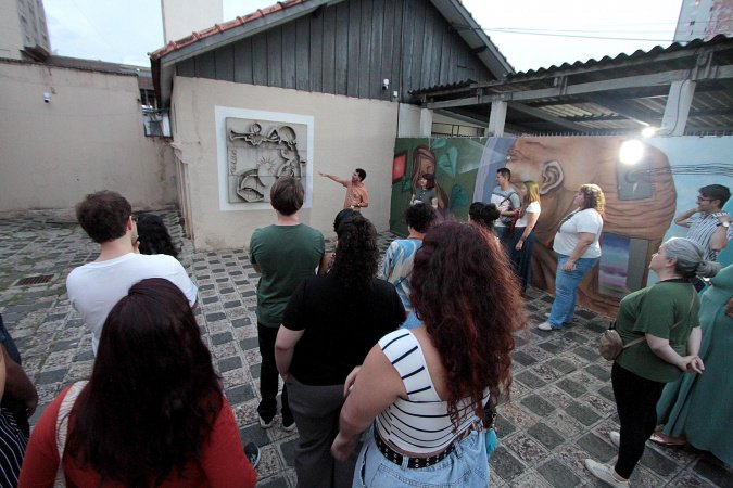 Programação de abril do MIS-PR tem visitas guiadas e bate-papo com a artista Lilian Gassen
