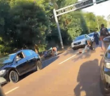Motociclista fica ferido após atropelar e matar cachorro em Cascavel