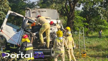 Motorista fica preso às ferragens após grave acidente com caminhão no Contorno Sul de Maringá
