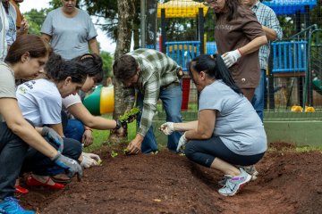 Oficinas de hortas dos Núcleos de Cooperação Socioambiental valorizam trabalho coletivo e criam espaços de convivência