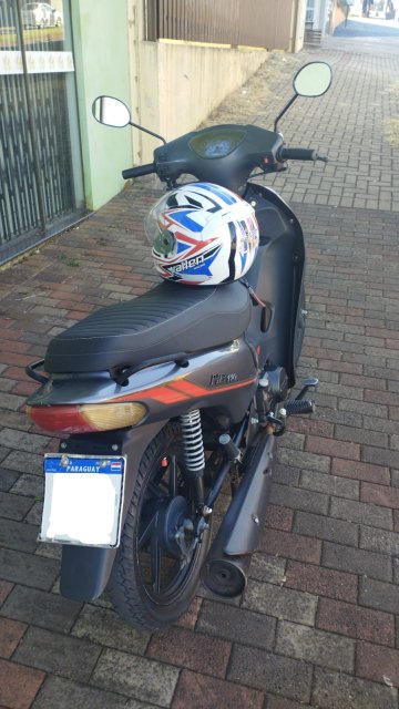 Paraguaio é flagrado dirigindo moto irregular na calçada