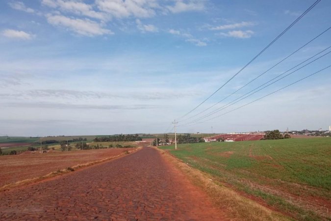 DER/PR doa 21 mil m² de pedras poliédricas a Cafelândia para melhoria de estradas rurais