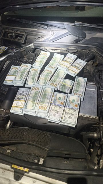 PRF apreende mais de 200 mil dólares dentro de motor de Mercedes no Paraná