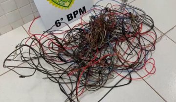 Suspeitos de furto são presos após se esconderem em forro de residência em Cascavel