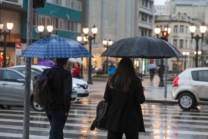 Vento, chuva e queda nas temperaturas: frente fria começa a atravessar o Paraná